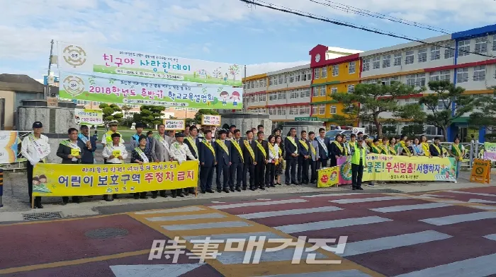 성주군은 관내 초등학교 앞에서 군청, 경찰서, 초등학교, 모범운전자회, 녹색어머니회 등 민․관 합동으로 80여명이 참여하여 교통안전 캠페인을 실시하였다.2018.09.11. (사진=성주군 제공)