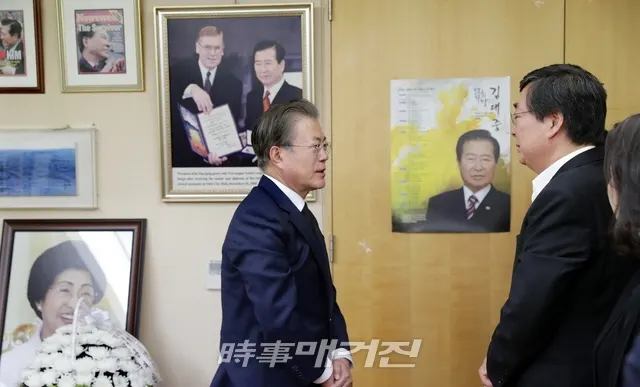 문재인 대통령과 김정숙 여사가 16일 오후 서울 동교동 故 김대중 전 대통령 부부의 사저를 찾아 지난 10일 별세한 故 이희호 여사의 유족을 위로하고 있다.(사진_청와대)