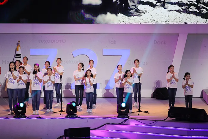 6․25전쟁 70주년 ‘유엔군 참전의 날’ 기념식에서 리틀엔젤스 예술단이 ‘Moment of Glory’를 부르고 있다. (사진_김형석 기자)