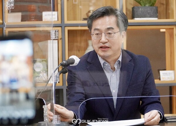 김동연 새로운물결 대선 후보가 26일 충남도청 기자간담회에 참석하고 있다(사진제공/국제뉴스)