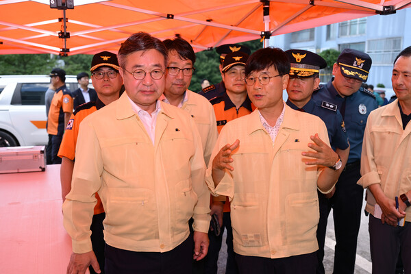 변광용 거제시장이 집중호우 피해 현장을 찾은 윤호중 행정안전부 장관에게 지역 피해 상황과 복구 현안을 설명하며 신속한 지원을 요청하고 있다. (사진_거제시)