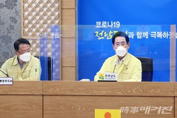 김영록 지사(오른쪽), ‘태풍 남해안 북상 따른 선제적 예방활동’ 지시/사진=전라남도청 제공