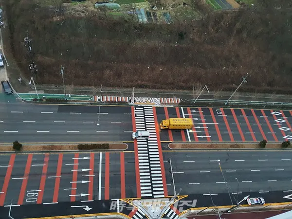 목포시 용해동 광신프로그레스 아파트 출입구 앞 백년대로 횡단보도가 지난 3일 운영을 시작했다.(사진_목포시청)