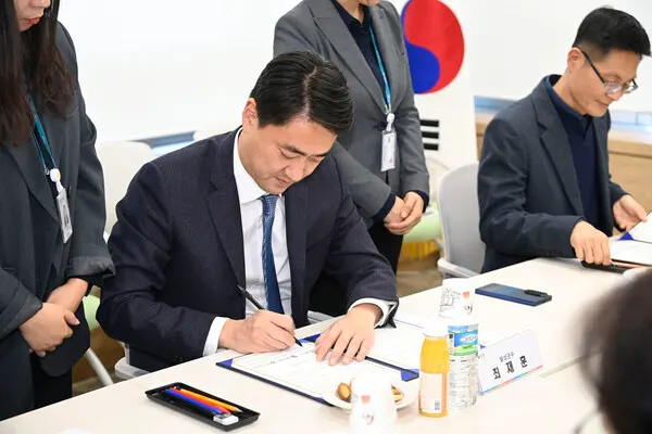 '세이프-드림 프로젝트' 업무 협약 체결을 하고 있는 최재훈 달성군수.(사진_달성군)