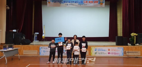 드론볼링대회에서 우승한 스윙스 팀원들이 기념사진을 촬영하고 있다.