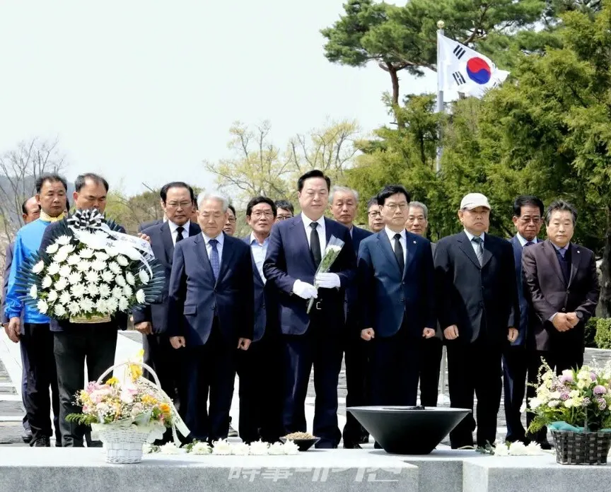 노무현 대통령 묘역 참배 모습.(사진_부울경 선대위)
