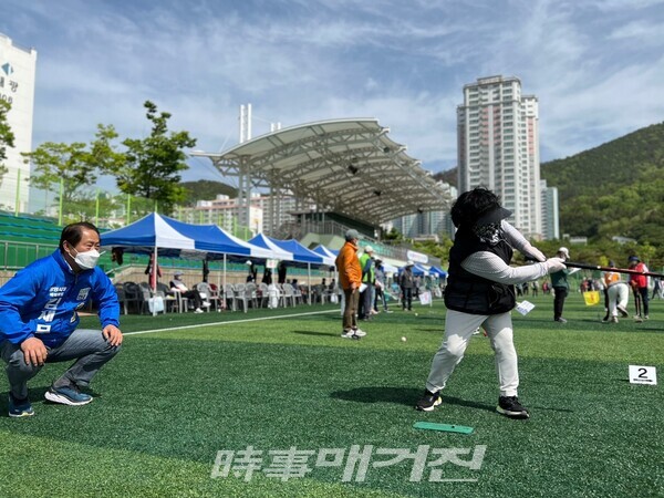 김재무 예비후보가 27일 광양시 마동 구장에서 열린 동호인 친선 그라운드골프 대회장을 찾아 선수들의 운동경기를 지켜보고 있다. ⓒ김재무 선거사무실