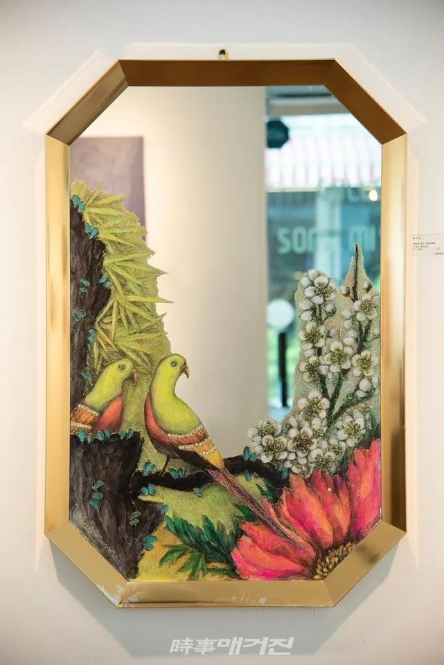 최지인, '행복을 주는 그림_화조화' 거울에 혼합재료 90 x 60㎝,  2020