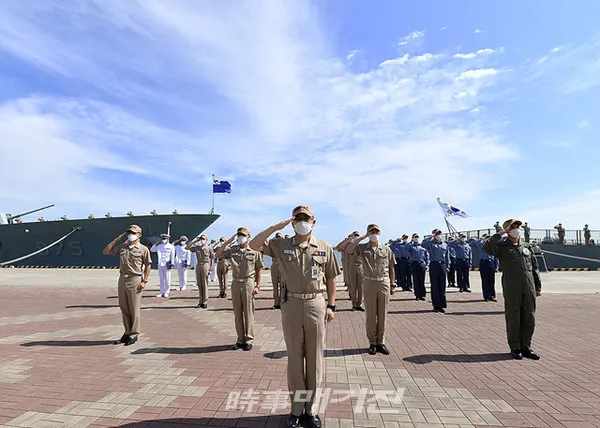 해군작전사령부는 “21일 오후 부산작전기지에서 2020 환태평양훈련(RIMPAC)을 마치고 복귀한 환태평양훈련전대의 입항 환영식을 열었다”고 밝혔다.사진은 21일 부산작전기지에서 진행된 2020 환태평양훈련전대 입항 환영식에서 김성환(대령) 전대장을 비롯한 환태평양훈련전대 장병들이 임무 복귀신고를 하고 있다.(사진_해군작전사령부)