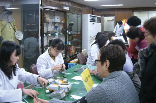 ▲ 실물경기 침체가 장기화되면서 비교적 저렴한 비용으로 간단한 진료와 성인병 검사 등 다양한 의료서비스를 받을 수 있는 보건소를 찾는 발길이 점차 늘고 있다. 일부 보건소는 환자들이 급증하면서 진료 예약제를 운영하고 있을 정도다.