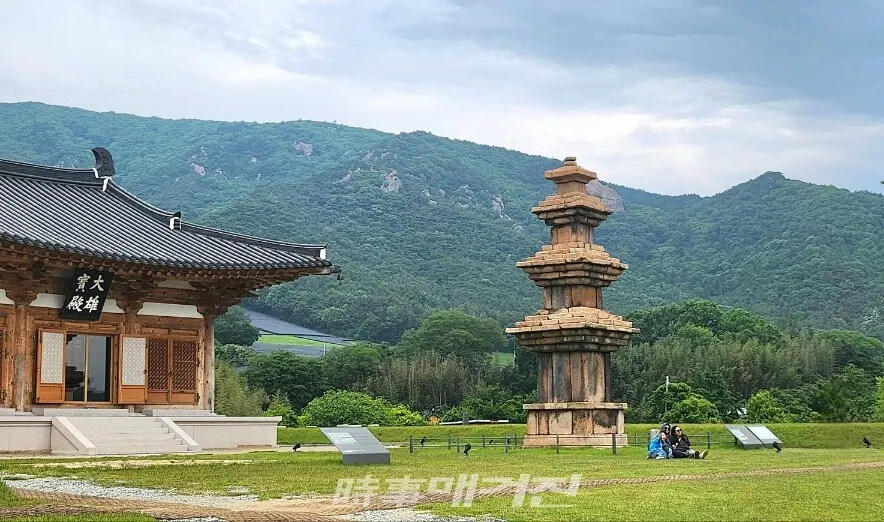 월출산을 배경으로 한 강진 월남사지 전경.(사진_조용우 칼럼니스트)