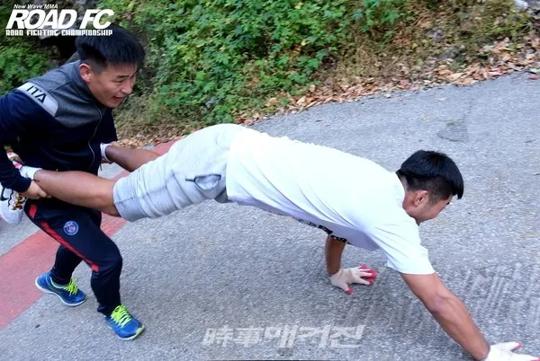 훈련 중인 권아솔 선수(사진_ROAD FC)