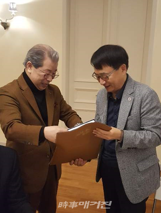 주헝 한국대사관에 방문한 한·헝가리 친선협회 김길수(시사매거진 회장) 문화예술단장이 최규식 주헝가리 한국대사에게 기념품을 전달하고 있다.