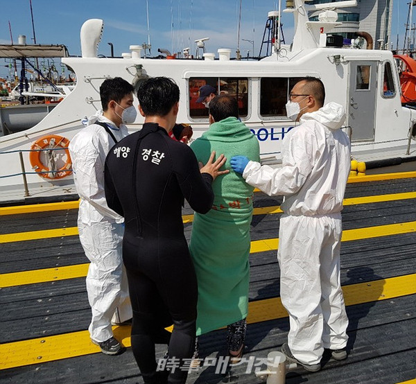 목포해양경찰서는 “전남 목포에서 제주로 향하던 여객선에서 승객 1명이 해상에 추락하는 사고가 발생해 해경이 긴급 구조했다”고 29일 밝혔다.(사진_목포해양경찰서)