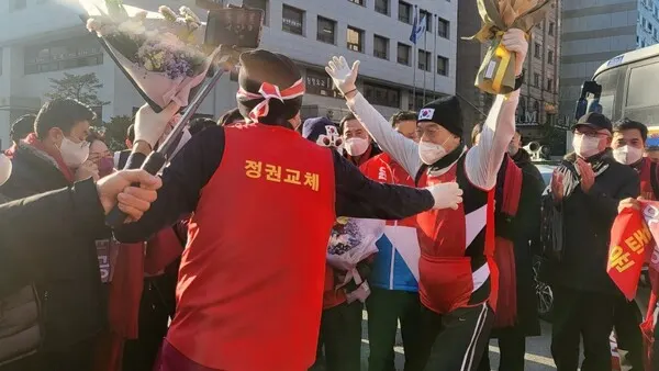 공정한나라위원회 '정권교체 국민마라톤' 선수단 모습.(사진_공정한나라위원회)
