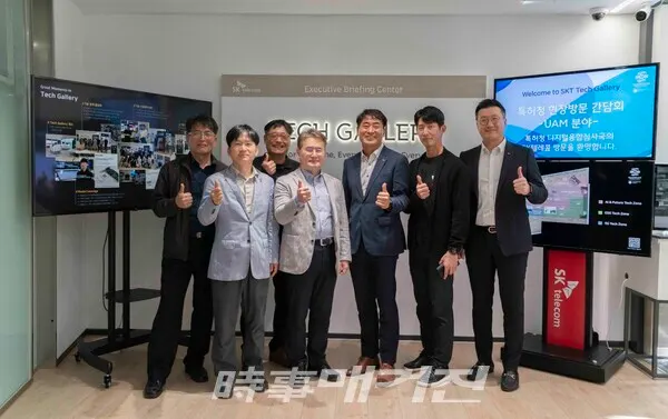 SKT가 지난 20일 SKT 판교사옥에서 개최한 특허청과의 UAM 관련 간담회에서 참석자들이 기념사진을 촬영하고 있다.(왼쪽부터 박장환 특허청 수석심사관, 전일용 특허청 자율주행심사과장, 정헌주 특허청 심사팀장, 윤병수 특허청 디지털융합심사국장, 김태환 SKT 컴플라이언스 추진담당, 이종민 SKT미래 R&D담당, 류탁기 SKT인프라 기술담당)
