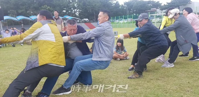 일출봉팀과 섭지코지 팀의 힘겨루기을 하고 있는데 섭지코지 팀의 승리가 보인다.(사진_고기봉 기자)