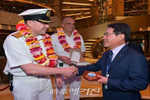 권오봉 여수시장이 ‘마제스틱 프린세스 호’ 선장에게 기념품을 전달하고 있다. (사진_여수시청 제공)