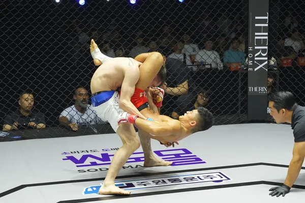 상대를 기절시키는 김현우[사진_ROAD FC 제공]