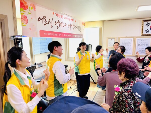 지난 7일 신천지자원봉사단 마산지부가 7일(목) 창원시 마산회원구 신산경로당을 방문한 가운데 ‘백세만세: 마음을 잇는 효 나눔 한마당’ 행사를 진행하고 있다.(사진_신천지자원봉사단 마산지부)