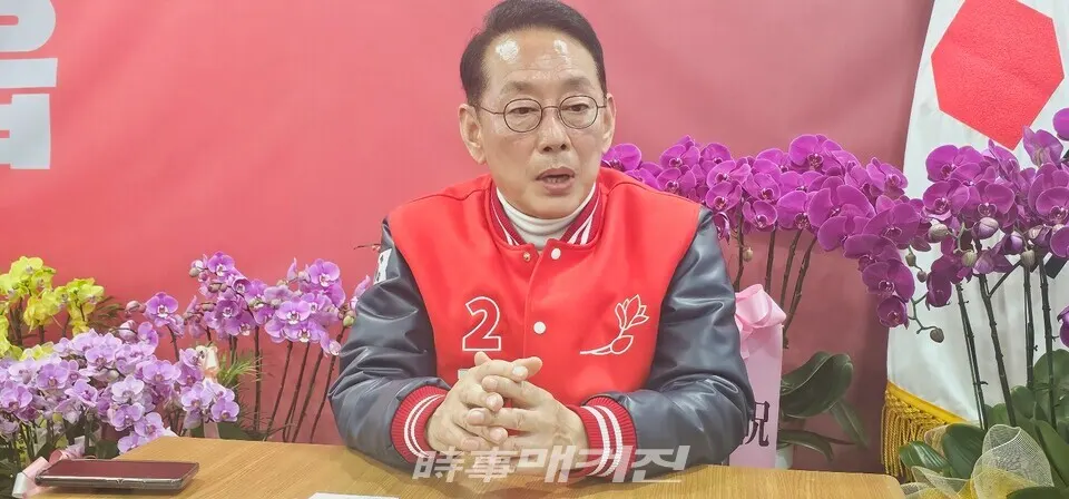3일 부산 강서구 국민의힘 김도읍 후보가 답변을 하고 있다. (사진_정유희 기자)