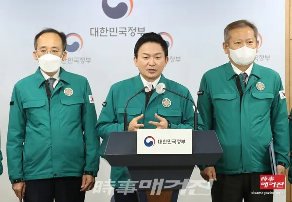 원희룡 국토교통부 장관은 지난달 29일 오전 국무회의에서 화물연대 총파업과 관련한 업무개시명령이 의결되자 곧바로 시멘트업계 운송 거부자에 대한 업무개시명령을 발동했다. 원 장관은 이날 “현시점부터 운송 거부자에 대해 업무개시명령이 집행될 예정”이라고 밝혔다. 이어 “국토부 공무원이 책임자가 돼 이 시간부터 바로 현장 조사 결과를 갖고 명령서를 전달하기 위해 각지로 출발할 것”이라고 말했다.(사진_뉴시스)