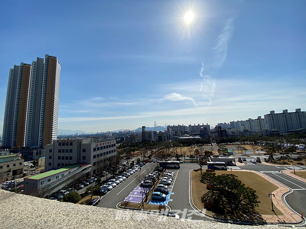 광양시는 미세먼지 발생을 효과적으로 저감시켜 쾌적한 대기환경을 조성하기 위하여 2020년 연초부터 운행차배출가스 저감사업 등 다양한 시책을 역점적으로 추진하고 있다.(사진_광양시청)