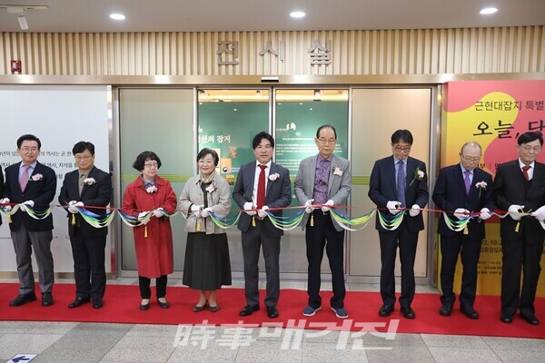 백종운 한국잡지협회 회장이 지난 10월 28일 국립중앙도서관 본관 1층 전시실에서 문화체육관광부, 국립중앙도서관과 공동 개최한 ‘근현대잡지 특별전 「오늘, 당신의 잡지」’에서 내빈들과 함께 테이프 커팅식을 하고 있다. 백종운 회장은 “잡지는 126년 역사 속에서 문화적 가치와 시대를 기록하는 매체로 대중들의 사랑을 받아왔다. 이번 전시를 통해 당시의 문화와 생활상, 대중의 취향 등 시대의 흐름을 확인해보고, 잡지가 우리 삶에 여전히 가까이 있다는 사실과 우리 삶이 얼마나 풍부해질 수 있었는지에 대해 모두가 알 수 있는 기회가 되길 바란다”고 전했다(사진_한국잡지협회)