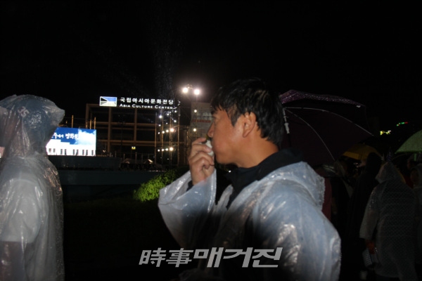 노승일 전 K스포츠재단 부장이 17일 오후 광주 동구 금남로 일대에서 열린 5·18 전야제에 참석해 주먹밥을 먹고 있다.(사진_조은정 기자)