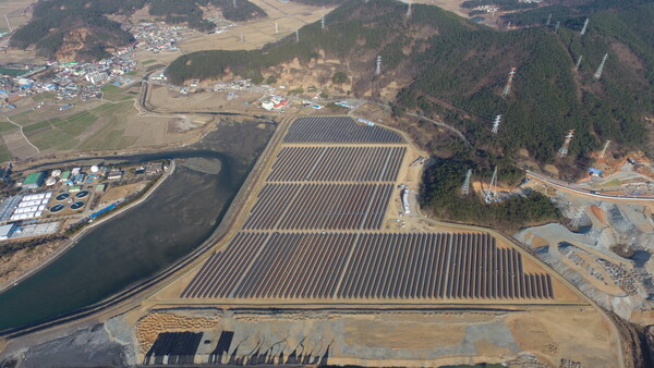 경남 고성군 삼천포발전본부 회처리장에 설치된 삼천포태양광(10MW ) 발전설비.(사진_남동발전)