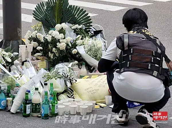 2021년 8월 선릉역 오토바이 배달기사 사망사고 현장을 찾아 조문하는 배달기사(사진_서비스일반노동조합)