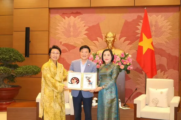 (왼쪽부터)한한국 세계평화작가와 김학민 국회 윤리심사자문위원장이 응우옌 티 탄(Nguyễn Thị Thanh) 베트남 국회 부의장에게 ‘한국⋅베트남평화기념패’를 전달하고 있다.(사진_한영두 기자)