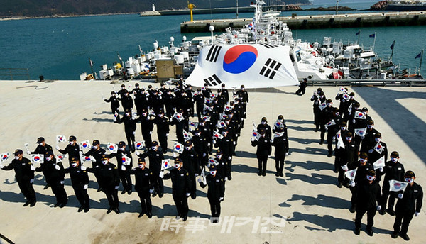 완도해양경찰서는 “제102주년 삼일절을 맞아 독립운동 정신을 일깨우고 해상 주권 수호와 애국심 고취를 위한 독립운동 재현을 실시했다”고 26일 밝혔다.(사진_완도해양경찰서)