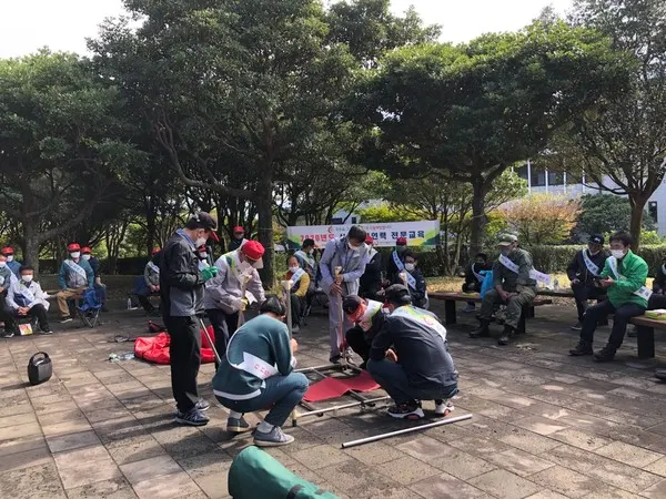 서귀포시는 산불방지기간을 맞이해 본청 읍․면․동에 산불방지대책 종합상황실을 설치하고 감시·진화인력 및 진화장비를 적재적소에 배치하는 등 만반의 준비를 하고 있다.