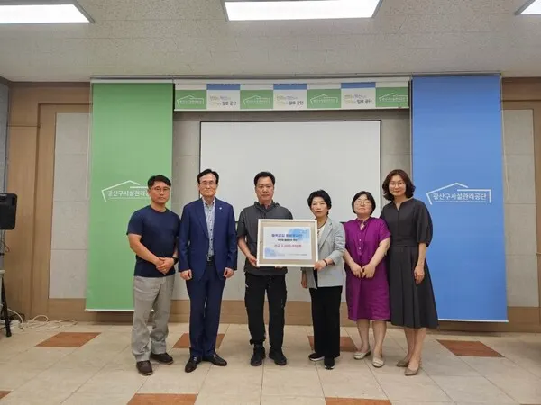 '행복공감동행봉사단'은 직원 30여명이 매달 2만원씩 모아 지역사회 돌봄이웃을 위한 나눔과 봉사활동을 꾸준히 이어가고 있다.(사진_행복공감동행봉사단)