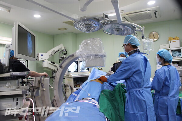 박 원장이 특히 주력하는 분야는 ‘수면척추내시경’ 수술이다. 이는 수면마취를 기반으로 한 최소침습 수술로, 조직 손상을 줄이고 회복 시간을 단축시키는 것이 특징이다.