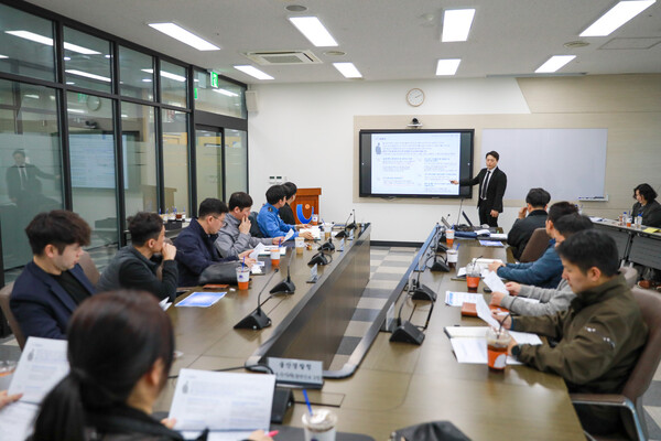 8일 울산항만공사가 혁신회의실에서 '불법 드론 대응절차 컨설팅 용역' 착수보고회를 열고 울산항 안티드론 시스템 도입에 따른 대응체계 구축 방안을 논의하고 있다.(사진_울산항만공사)
