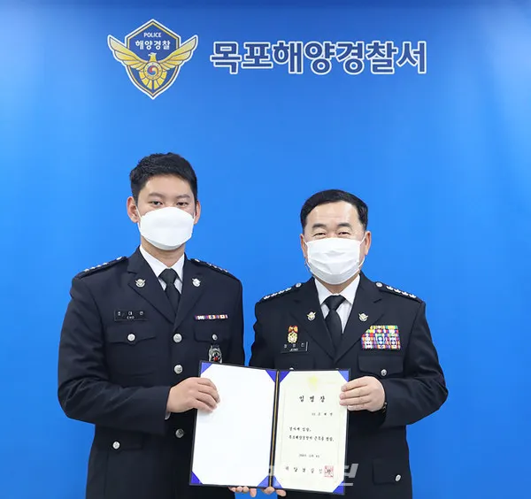 목포해양경찰서는 “4일 오전 9시 경찰서 3층 회의실에서 코로나19 확산으로 인해 각 과장 등 최소 인원만 참석한 가운데 2020년 하반기 특별승진 임용식을 가졌다”고 밝혔다.(사진_목포해양경찰서)