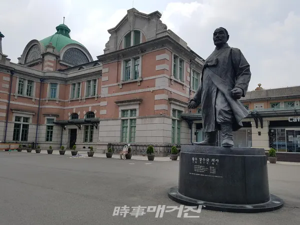 현재 ‘문화역서울 284’ 광장에는 한복 두루마기를 입은 한 인물의 동상이 자리 잡고 있다. 왼손은 머리 크기만 한 주먹을 불끈 쥐고, 오른손에는 수류탄 모양의 폭발물을 들고 있다. 그는 일제강점기인 1919년 9월2일, 조선에 새로 부임해온 일본인 총독 ‘사이코 마코토(齋藤實)’를 죽이려고 서울역에 폭탄을 던진 독립운동가 강우규(姜宇奎) 선생이다.