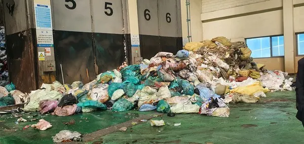 소각장에 가득 메운 온갖 쓰레기가 반입 실태를 보여주고 있다.(사진_한창기 기자)