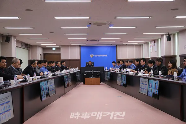 서해지방해양경찰청이 3일 청 대회의실에서 서해청 과장·계장 등 40여명이 참석한 가운데 2020년 주요 업무계획 보고회를 가졌다.(사진_서해지방해양경찰청)