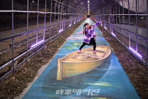 광양읍 서천변 테마공원 내 꽃 터널이 트릭아트 입체 포토존으로 변신했다.