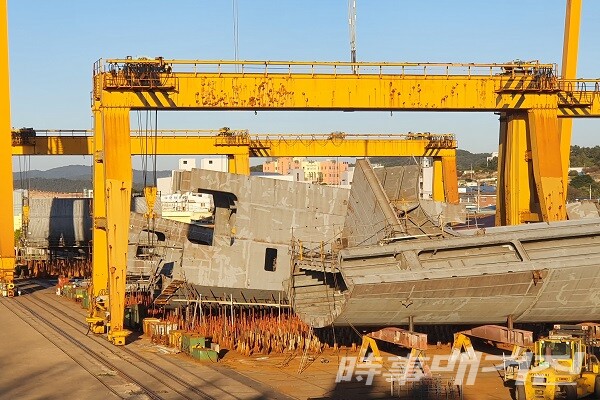 산정농공단지 내 조선소 바닥 서포트 아래로 시뻘건 녹이 가득 차 있다./사진=이병석 기자