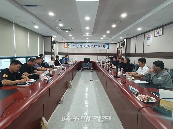 목포해양경찰서는 24일 오후 2시경 3층 회의실에서 한국구조협회 전남서부지부 임원진 등 19명이 참석한 가운데 운영위원회의를 가졌다.(사진_목포해양경찰서)