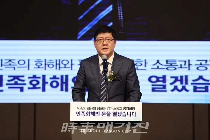 김홍걸 대표상임의장은 취임사를 통해 “민화협이 이제 민간차원에서 남북대화와 협력의 길을 새롭게 열겠다”며 “사회문화분야, 개발협력분야, 인도지원 등 다양한 분야에서 주도적으로 남북민간 교류의 물꼬를 트겠다”고 강조했다./ (사진 = 민족화해협력범국민협의회 김홍걸 대표상임의장실)