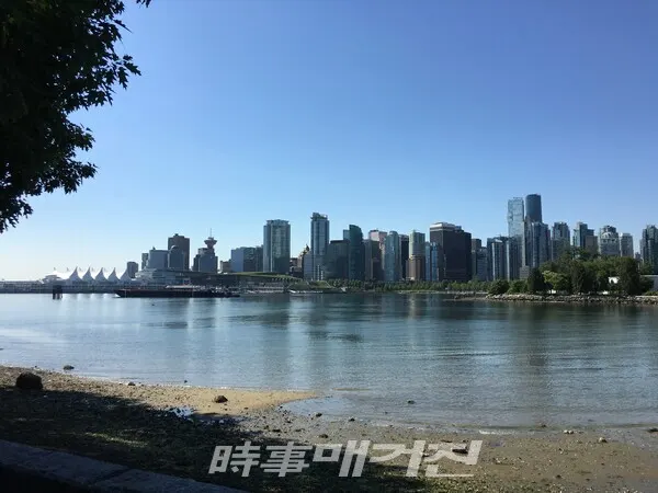 밴쿠버 최고 명소 중 하나인 ‘스탠리 공원’은 뉴욕 센트럴 파크보다 약 10% 정도 더 큰 공원으로 아쿠아리움과 토템폴 등의 볼거리가 많다.(제공_하나투어 제우스월드)