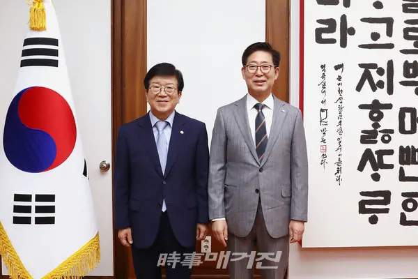 박병석 국회의장이 10일 의장집무실에서 양승조 충남지사의 예방을 받고 기념사진을 촬영하고 있다.(사진_시사매거진)