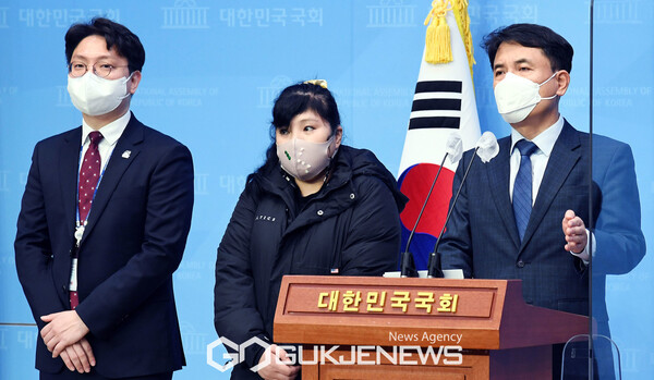 이재명비리 국민검증특별위원회 국민의힘 김진태 위원장이 8일 오전 국회 소통관에서 기자회견을 갖고 김사랑씨를 정신병원에 감금한 배후를 전면 재 수사를 촉구 하고 있다.사진제공/국제뉴스