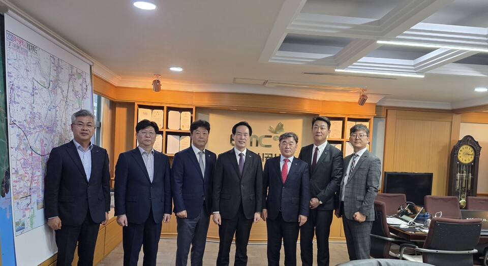 부산도시공사와 대한기계설비건설협회가 간담회를 개최하고 기념촬영을 하고 있다.(사진_부산도시공사)
