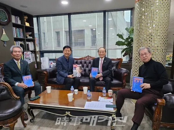 좌로부터 정찬영 상임고문, 구윤철 전 국무조정실장, 오명 상임의장, 김길수 발행인이 '레볼루션 코리아'를 들고 기념촬영을 하고 있다..(사진_시사매거진)